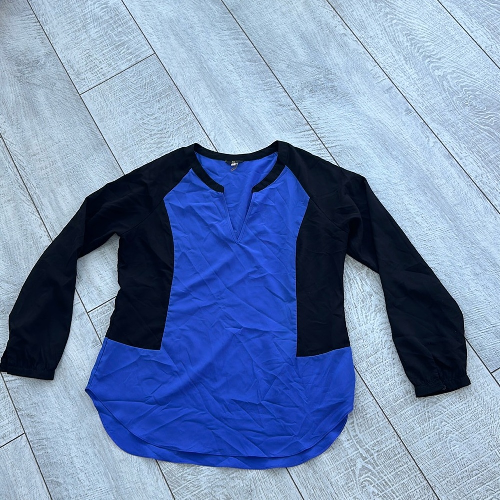 LAST CHANCE - Blue blouse with black sleeves